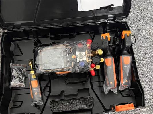 testo 557s Smart Vacuum Kit - Smart digital manifold with wireless vacuum and clamp temperature probes