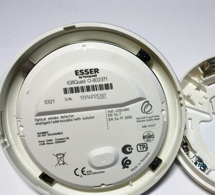 esser Optical smoke detector IQ8Quad with isolator 802371 is provided with an integrated isolator.
