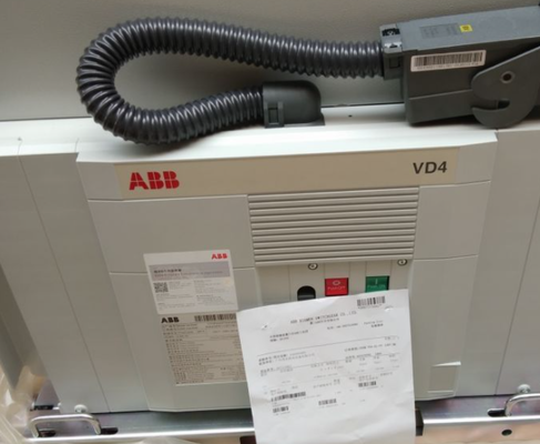 ABB VD4 Middenspanningsvacuümstroomonderbreker met 630 A nominale stroom, 50/60 Hz frequentie en 140 KG gewicht